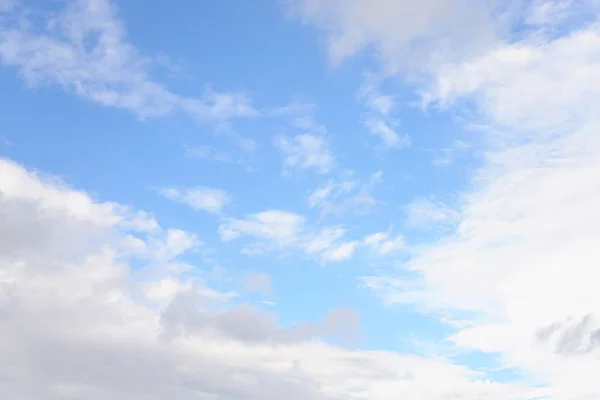 Bulutlar ve mavi gökyüzü. — Stok fotoğraf