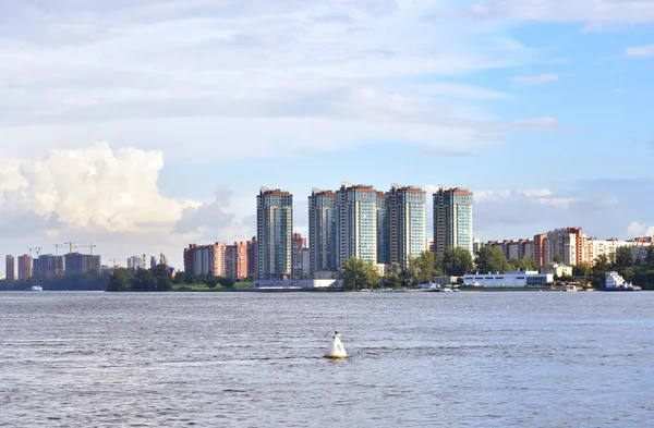 Vue sur la rivière Neva, Saint-Pétersbourg. — Photo
