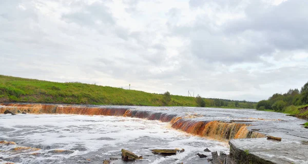 Невеликий водоспад на річці Tosna. — стокове фото