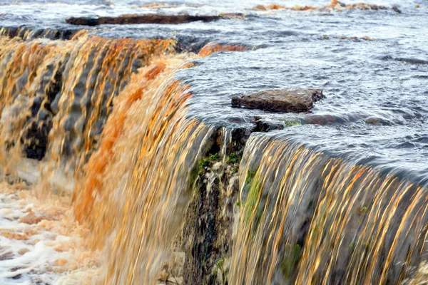 Невеликий водоспад на річці Tosna. — стокове фото