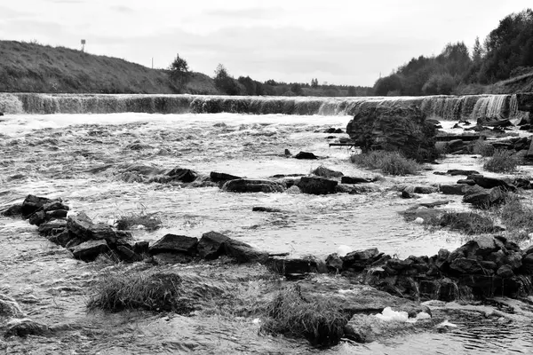 Petite cascade sur la rivière Tosna . — Photo