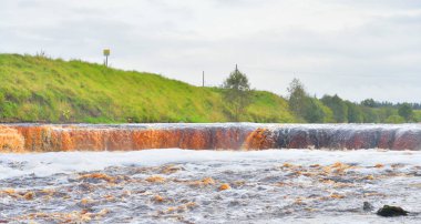 Tosna Nehri üzerinde küçük şelale.