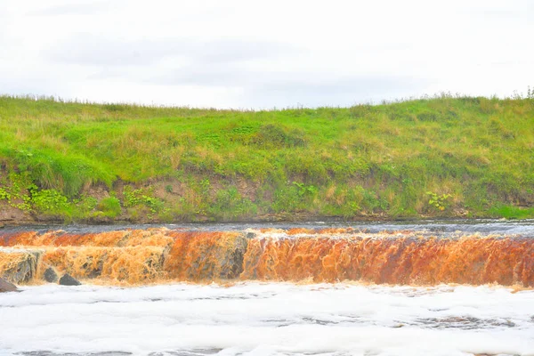 Kleine waterval op de rivier de Tosna. — Stockfoto