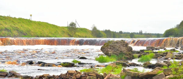 Kilátás nyílik a folyóra, Tosna. — Stock Fotó