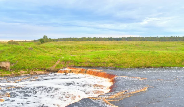 Невеликий водоспад на річці Tosna. — стокове фото