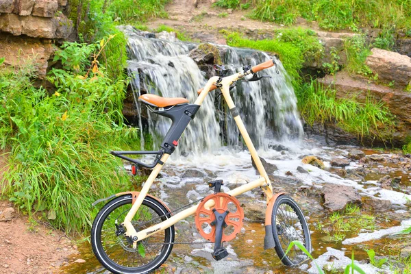 Cykel Strida på litet vattenfall bakgrund. — Stockfoto