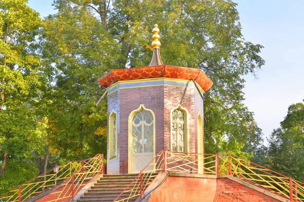 Toren van cross bridge in Alexander Park in Tsarskoje Selo. — Stockfoto