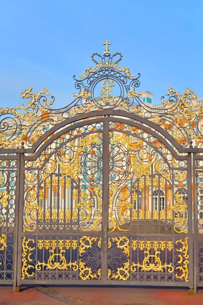 Gate of Catherine palace fence in Tsarskoye Selo. — Stock Photo, Image