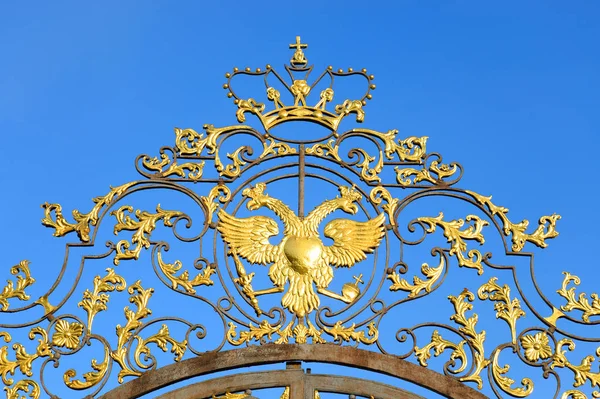 Fragment van Catherine paleis hek in Tsarskoye Selo. — Stockfoto