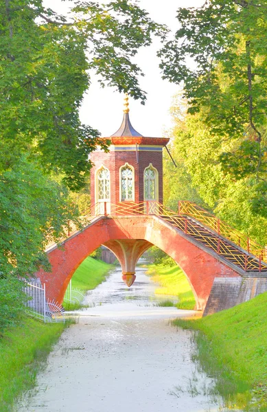 Крестовый мост в Александровском парке в Царском Селе . — стоковое фото