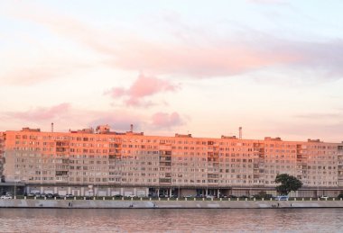 Gün batımında Neva Nehri'nin dolgu.