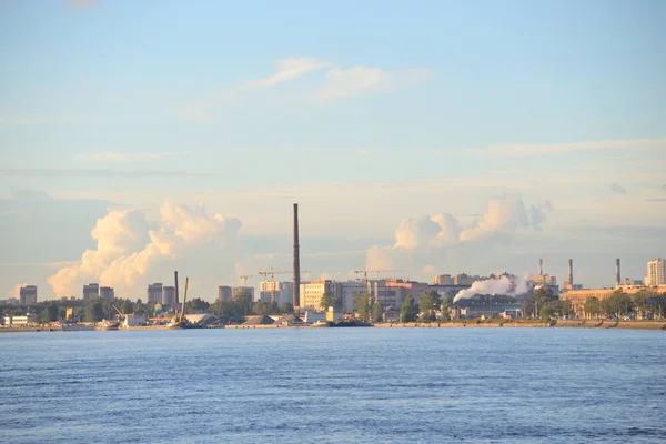 Floden Neva och industriella utkanten av St. Petersburg. — Stockfoto