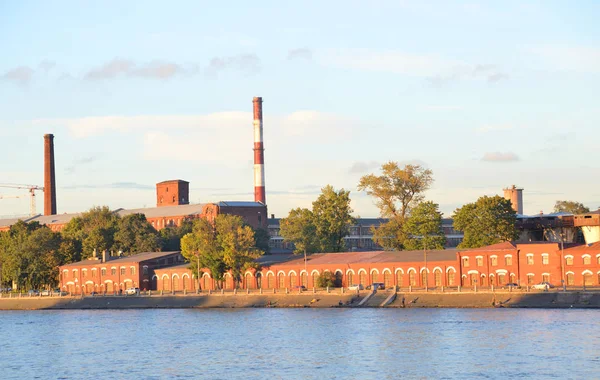 O edifício velho da fábrica, St.Petersburg . — Fotografia de Stock