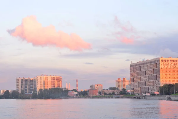 Neva Fluss bei Sonnenuntergang. — Stockfoto