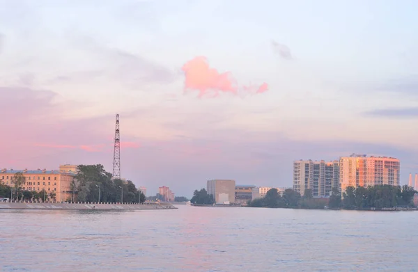 Neva Fluss bei Sonnenuntergang. — Stockfoto