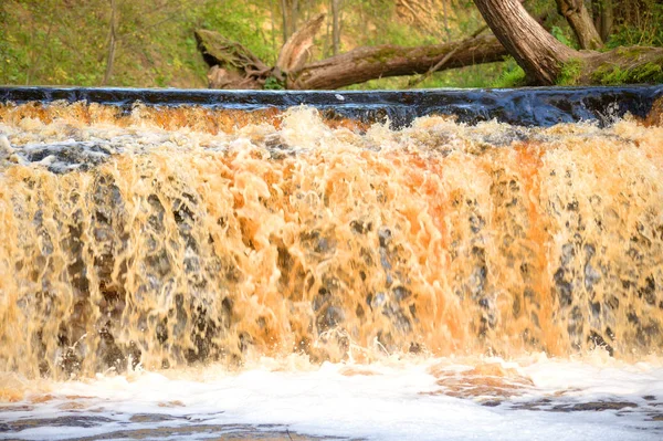 Невеликий водоспад на річці Sablinka. — стокове фото