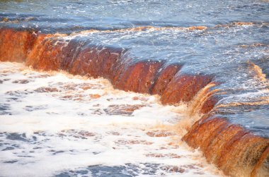 Tosna Nehri üzerinde küçük şelale.