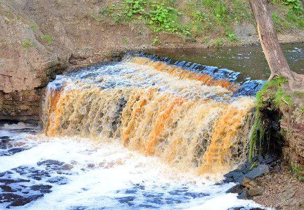 Kleine waterval op de Sablinka rivier. — Stockfoto