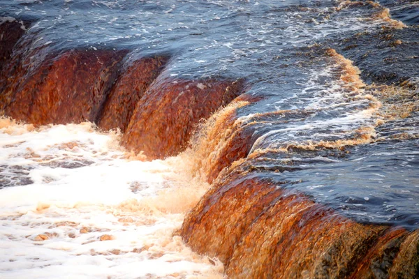Piccola cascata sul fiume Tosna . — Foto Stock