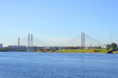 Askılı köprü ve Neva Nehri.