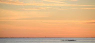 Denizin üzerinde renkli gün batımı.