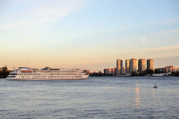 Utsikt över floden Neva, Sankt Petersburg. — Stockfoto