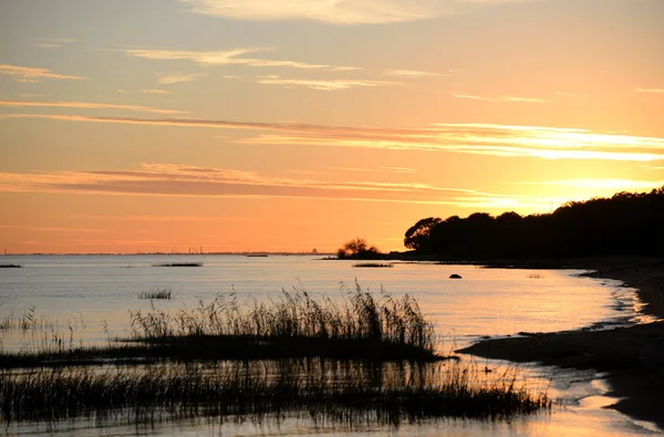 Pôr do sol colorido sobre o mar. — Fotografia de Stock