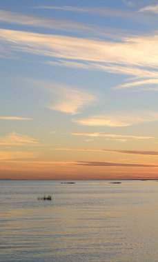 Denizin üzerinde renkli gün batımı.