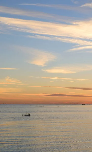 Kleurrijke zonsondergang boven de zee. — Stockfoto