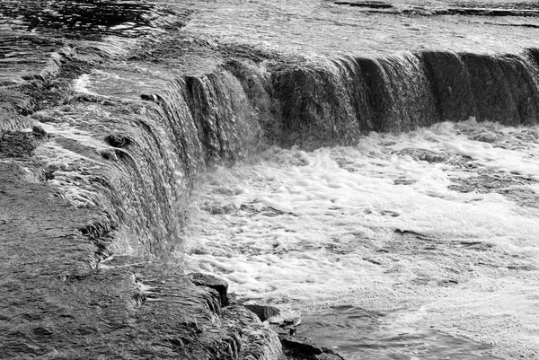 Kleine waterval op de rivier de Tosna. — Stockfoto