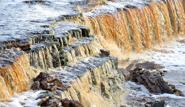 Kleine waterval op de rivier de Tosna. — Stockfoto