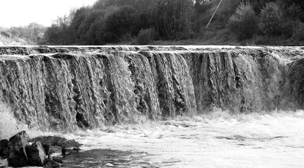 Små vattenfall på Tosna River. — Stockfoto