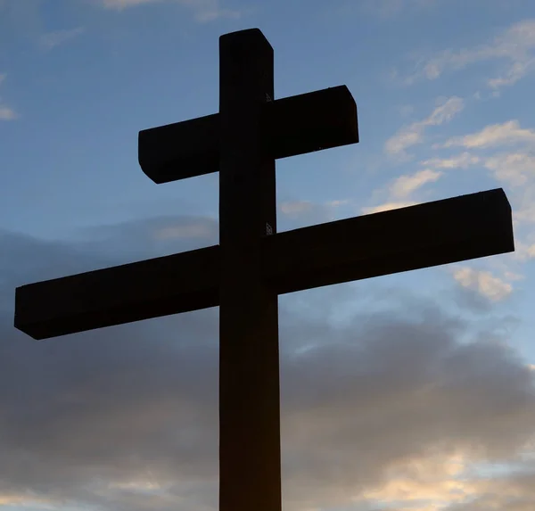 Croce ortodossa su cielo blu . — Foto Stock