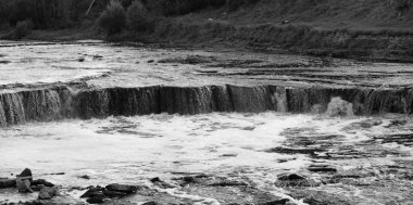 Tosna Nehri üzerinde küçük şelale.