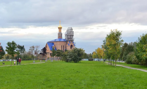 Park in Rybatskoe en de orthodoxe kerk. — Stockfoto