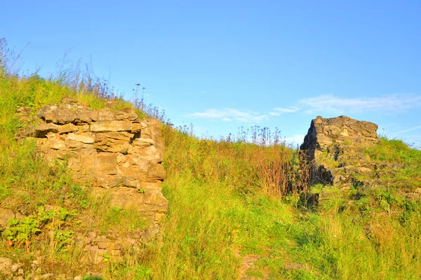 Field and stone ruin by evening. — Stock Photo, Image