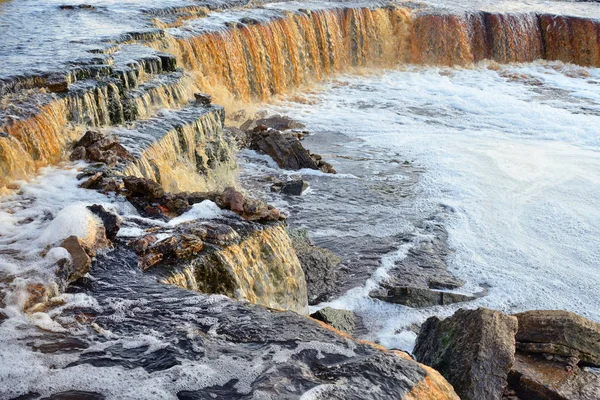 Kleine waterval op de rivier de Tosna. — Stockfoto