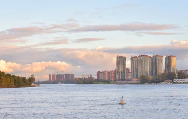 Uitzicht op de rivier de Neva, Sint-Petersburg. — Stockfoto
