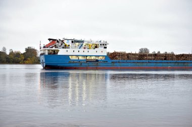 neva Nehri üzerindeki yük gemisi.