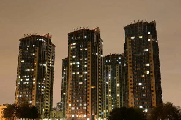 Rascacielos complejo de viviendas Rechnoy por la noche . —  Fotos de Stock