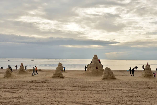 Mar e praia por dia de nuvem . — Fotografia de Stock