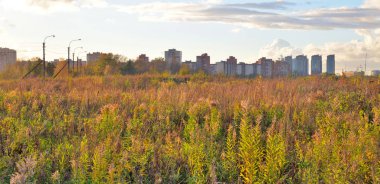 Alan ve akşam şehirde eteklerinde.