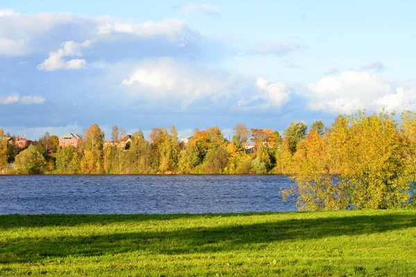 Перегляд річки Нева на вечір. — стокове фото