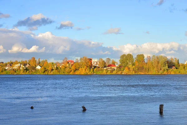 Blick auf den Fluss Newa am Abend. — Stockfoto