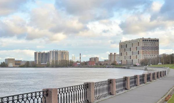 Kajen Neva-floden i Sankt Petersburg. — Stockfoto