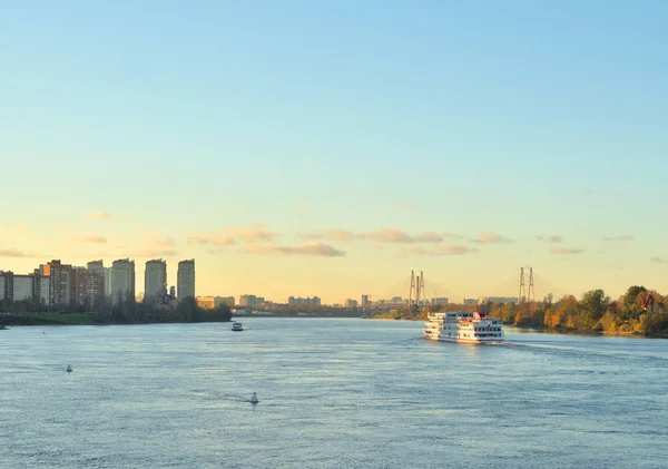 Pohled na řeku Něva. — Stock fotografie