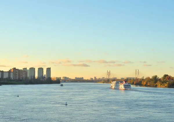 Uitzicht op de rivier de neva. — Stockfoto