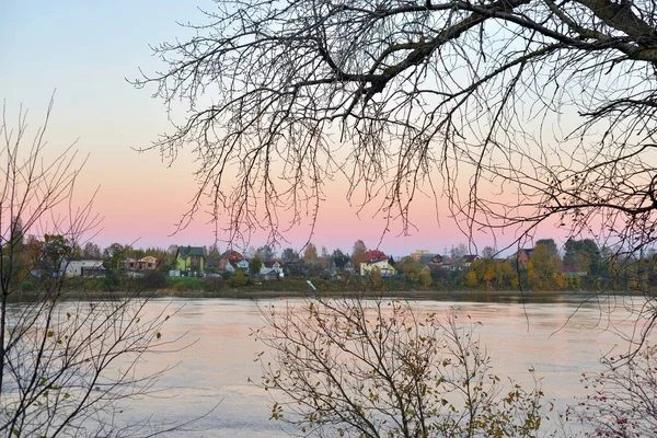 Gün batımında Neva Nehri'nin görünümü. — Stok fotoğraf