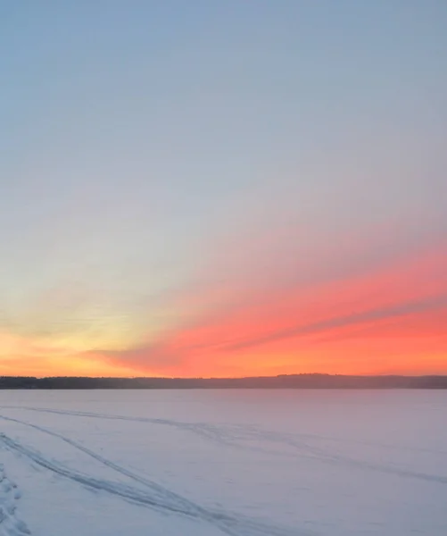 Χειμερινό τοπίο στο ηλιοβασίλεμα. — Φωτογραφία Αρχείου