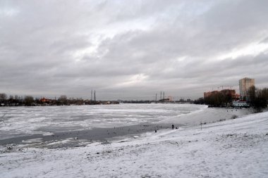 Neva Nehri'nde kış görünümü.